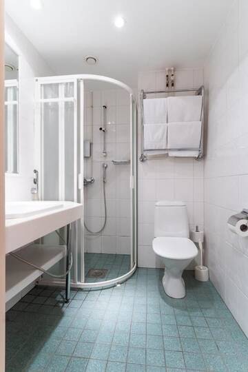 Фото номера Стандартный двухместный номер с 2 отдельными кроватями Отель Hotel Fjalar г. Сало 2
